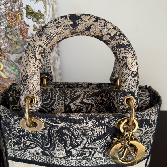 Medium Lady D-Lite Bag
Blue Toile de Jouy Reverse Embroidery - Picture 2 of 15